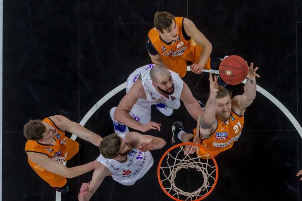 键时刻挺身 键时刻挺身