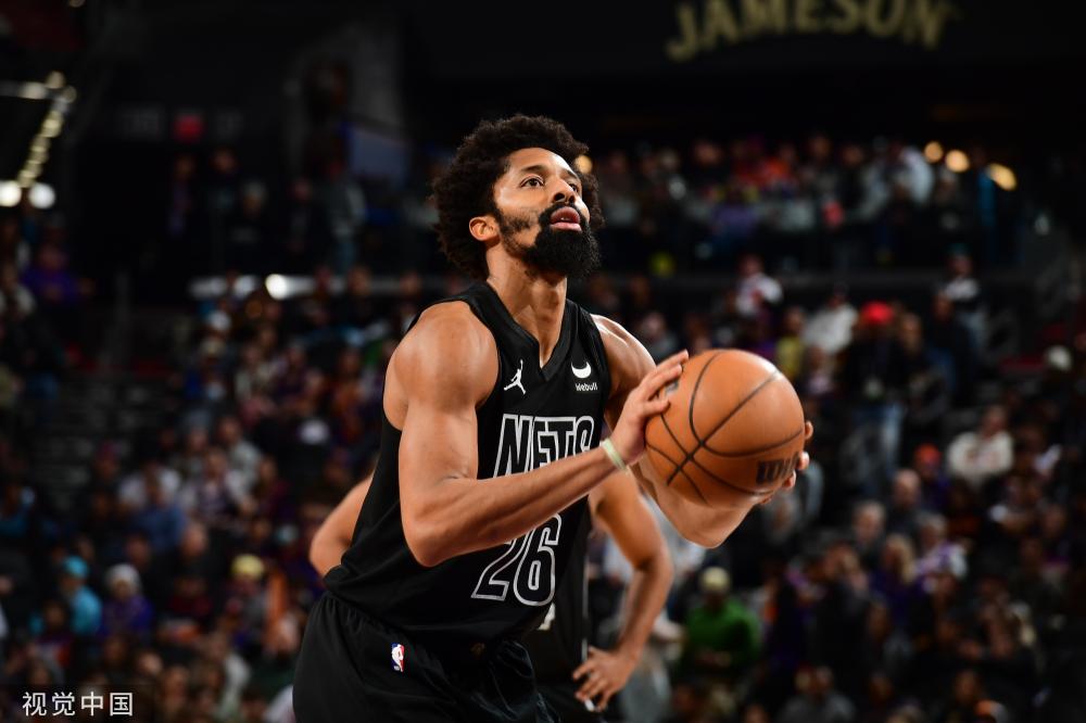 带领球队突 带领球队突